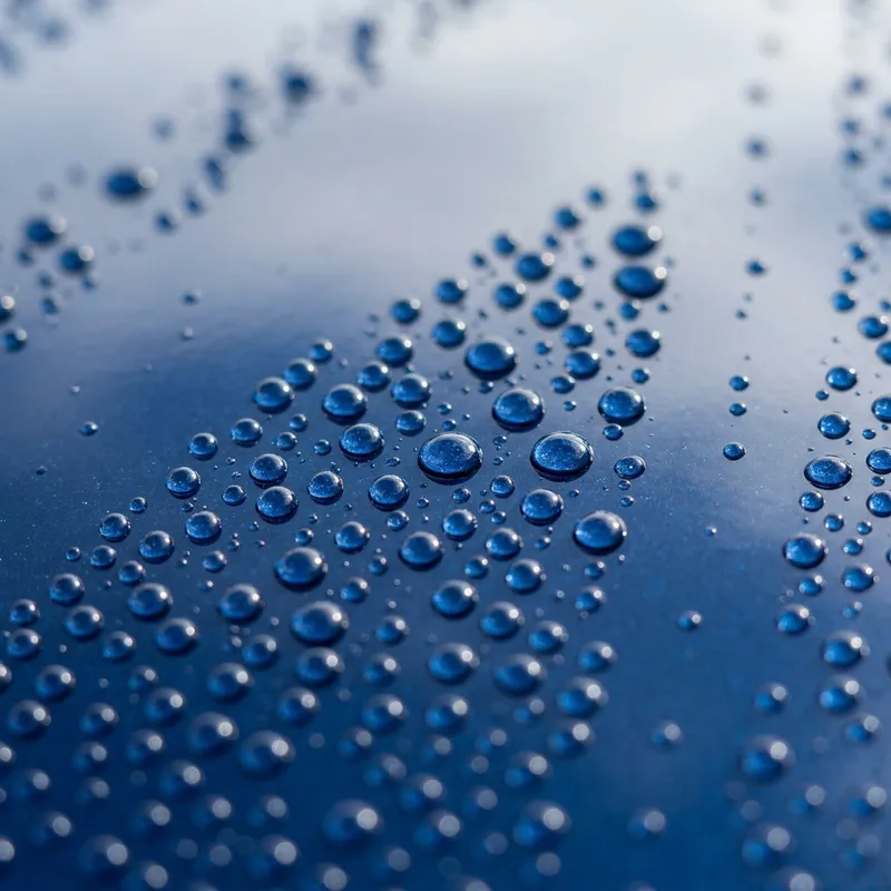 Gotas de água sobre um capô acabado de encerar