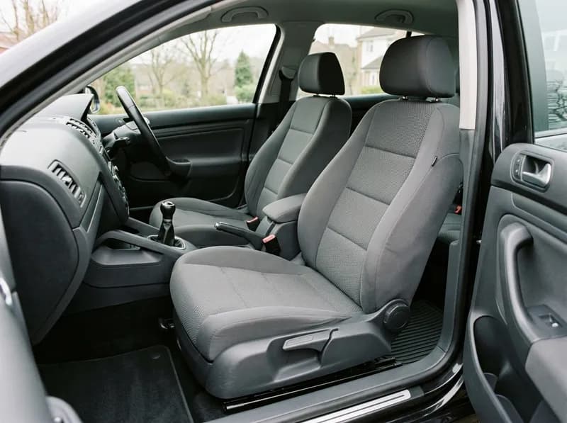 O mesmo interior limpo e seco depois da limpeza profunda